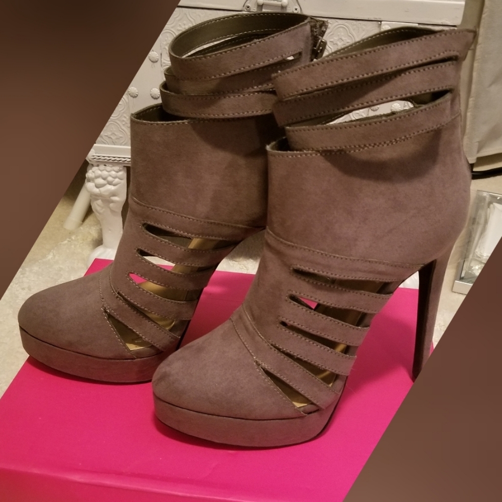 NWOT Platform Gladistor Heels